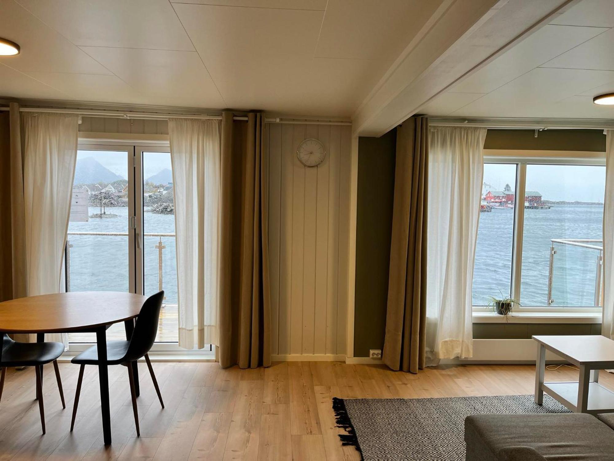 The Harbour House, Dorm And Twin, Selfservice Hostel Ballstad Bagian luar foto