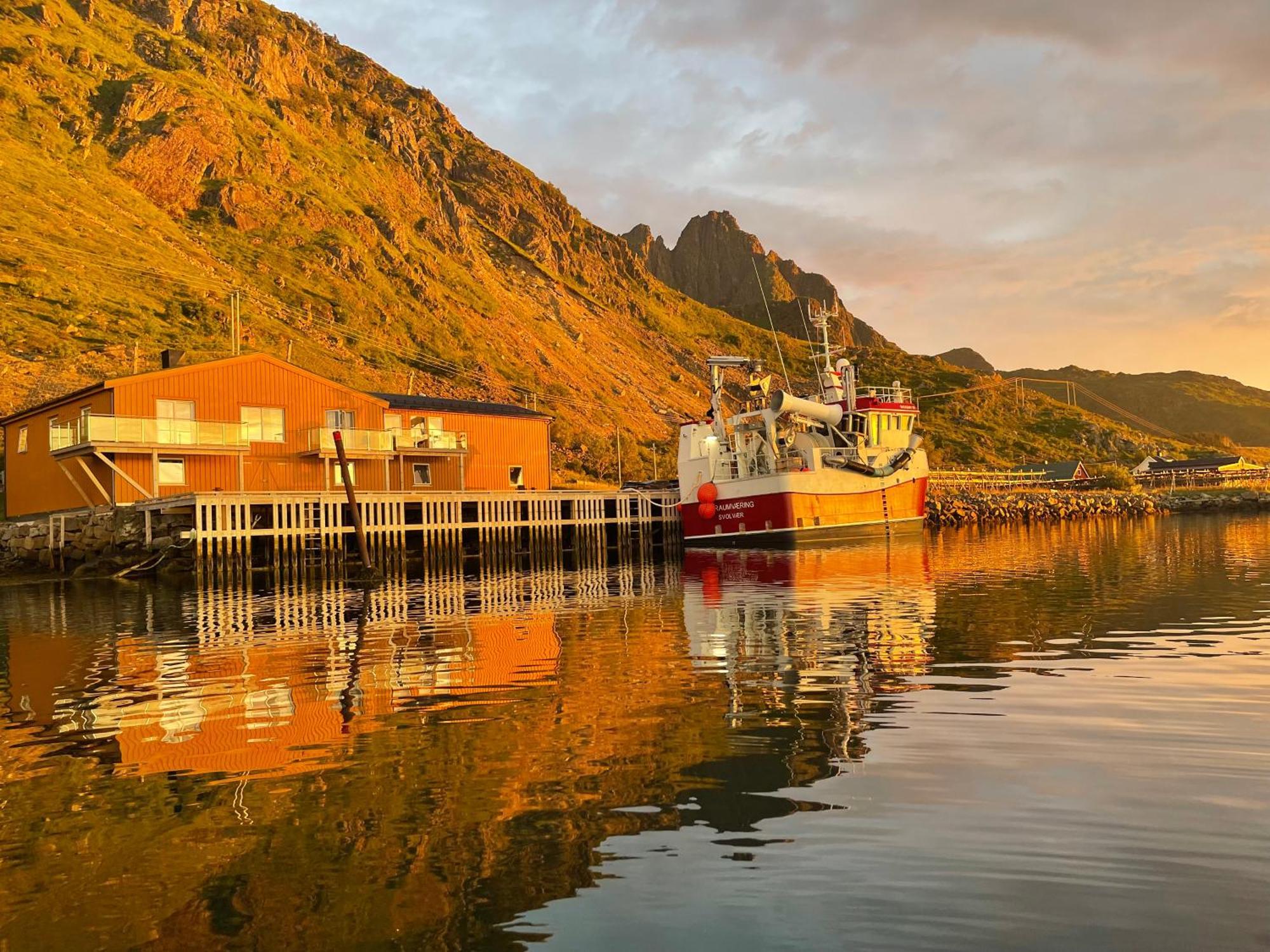 The Harbour House, Dorm And Twin, Selfservice Hostel Ballstad Bagian luar foto