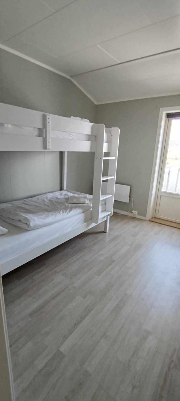 The Harbour House, Dorm And Twin, Selfservice Hostel Ballstad Bagian luar foto