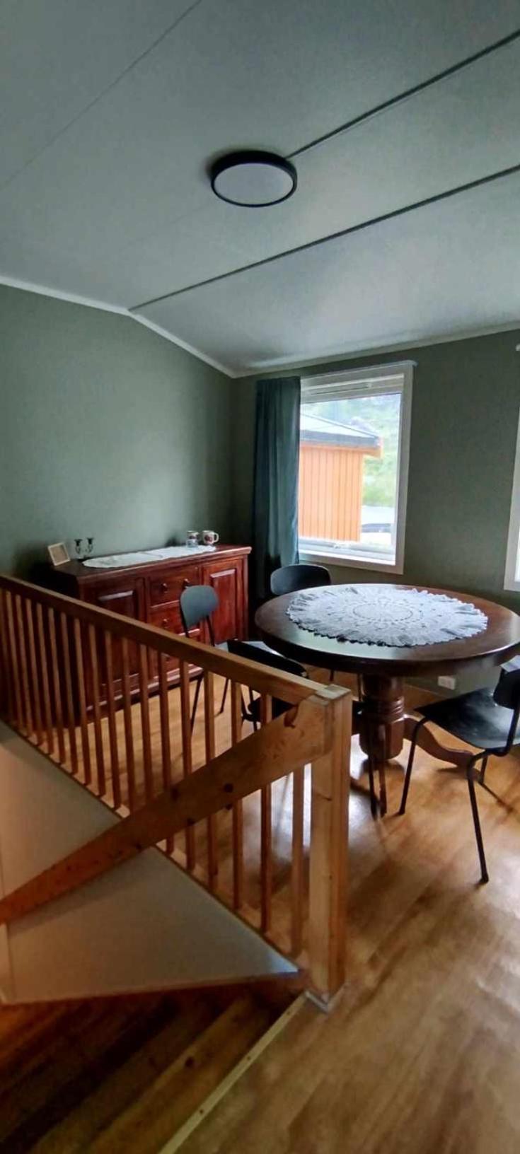 The Harbour House, Dorm And Twin, Selfservice Hostel Ballstad Bagian luar foto