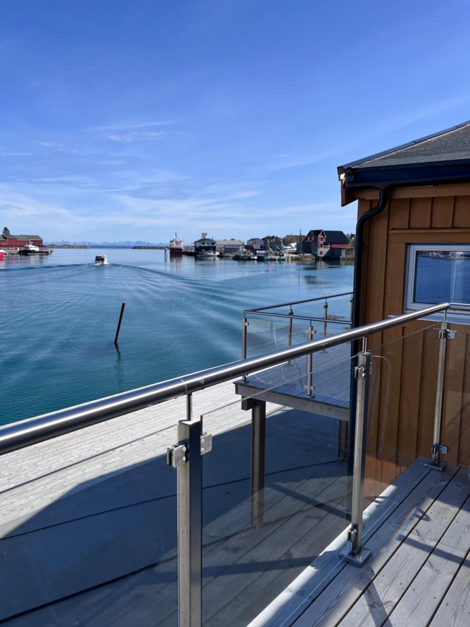 The Harbour House, Dorm And Twin, Selfservice Hostel Ballstad Bagian luar foto